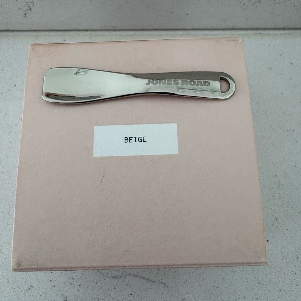 Jones Road WHAT THE FOUNDATION with Jones Road Spatula Applicator. Color = BEIGE - Picture 3 of 4